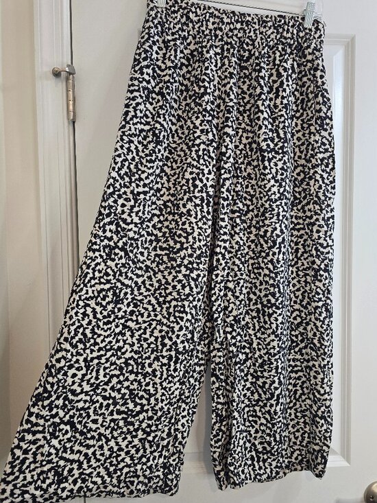 H&M Pants - H&M Cropped Pull-on Pants - Cream/Black Patterned